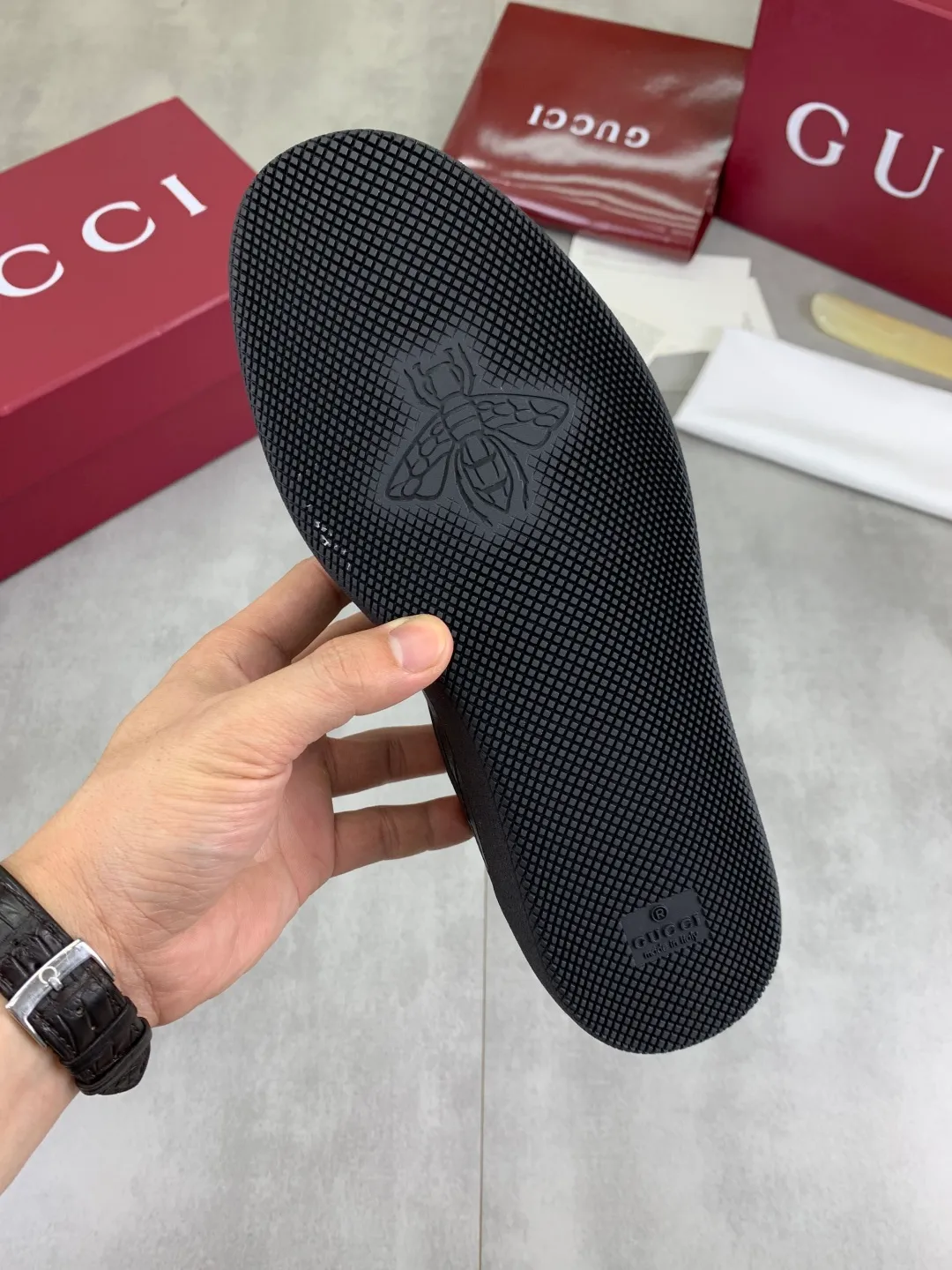 Men's shoes 💰P562 New GUCCI classic design moral training element catwalk model, matching version of top quality moral training shoes for men and women. Epoxy logo process is concave and convex, matching oil edge technology, punched cowhide cloth surface, suede cowhide surface splicing, breathable and not stuffy, the original overlasted shoe model is comfortable on the feet.  Fabric: Matched leather + cloth + mesh Lining: Water-dyed sheepskin Foot: Water-dyed sheepskin Outsole: Original molded TP matching environmentally friendly material Packaging: Top counter full set of packaging Female 35-42 (Female 41.42. Customized) Male 39-46 (46 customized)